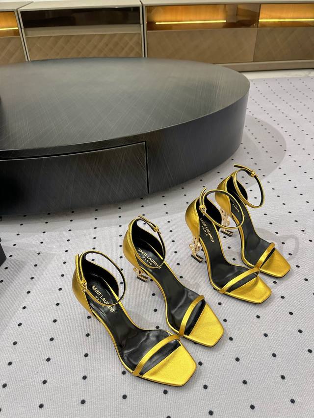 Black and gold high heels, which girl doesn't love them? They really shape your