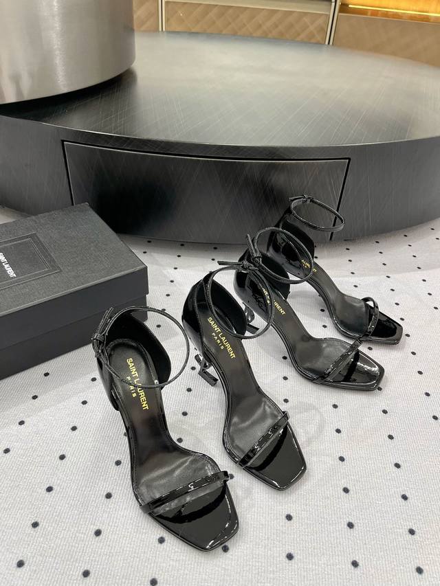 Black and gold high heels, which girl doesn't love them? They really shape your