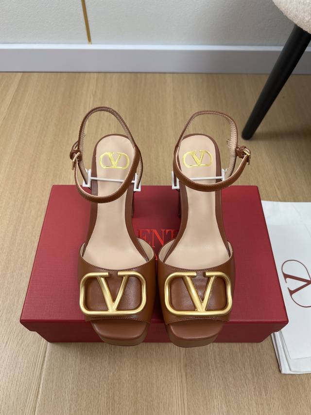 Valentino 2025 V home 2025 spring and summer new products counter new large V bu