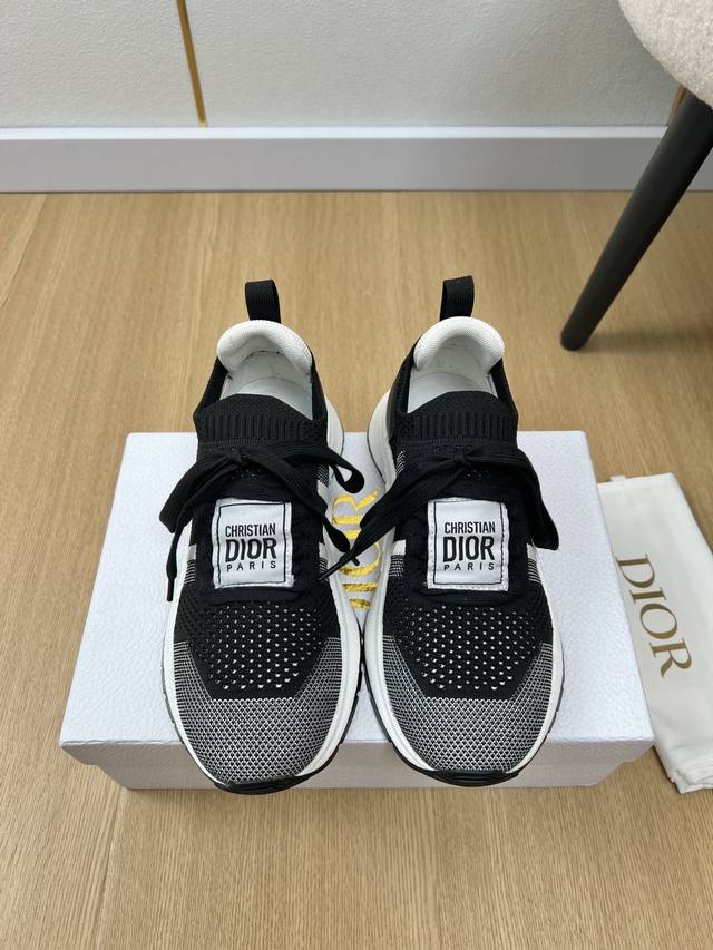 Couple's Dior 2025 D's 2025 Autumn and Winter New Products Counter's Latest Knit