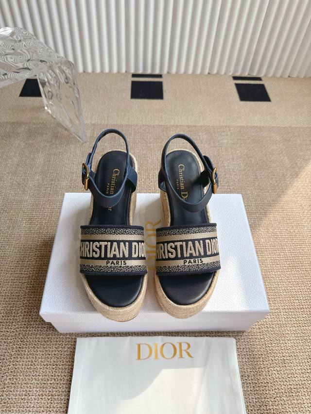 Dior 25Ss new spring and summer straw wedge sandals This Ay wedge sandal is a ti