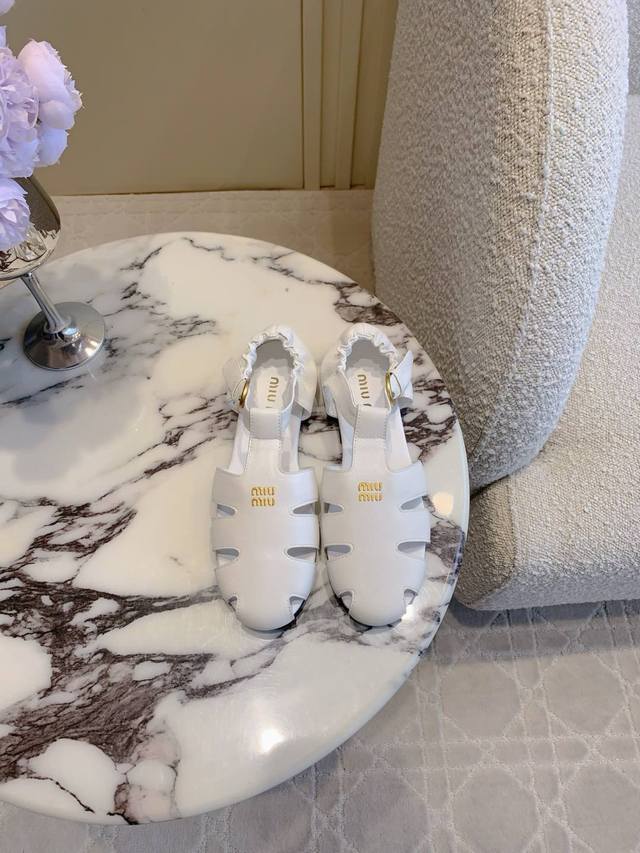 Factory price P Miu new flat Roman sandals are comfortable and easy to wear. The