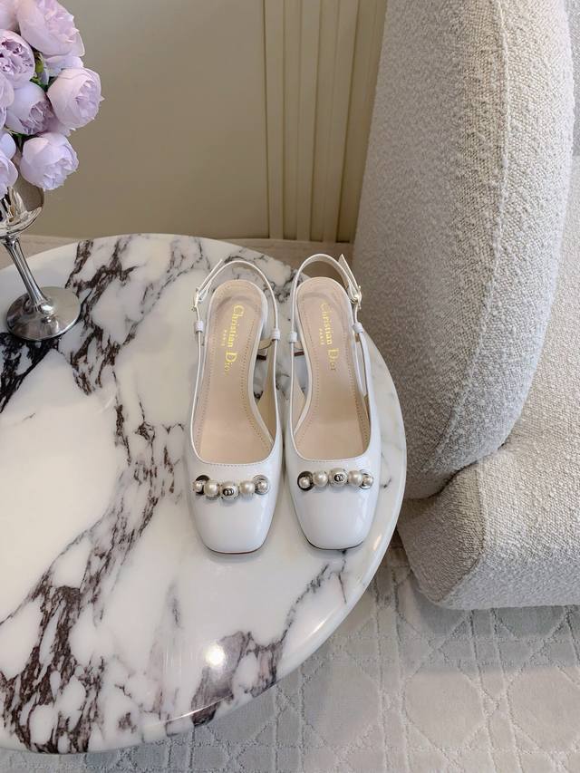 Factory price P Dio* New pearl buckle thick heel hollow shoes, the shoe shape is