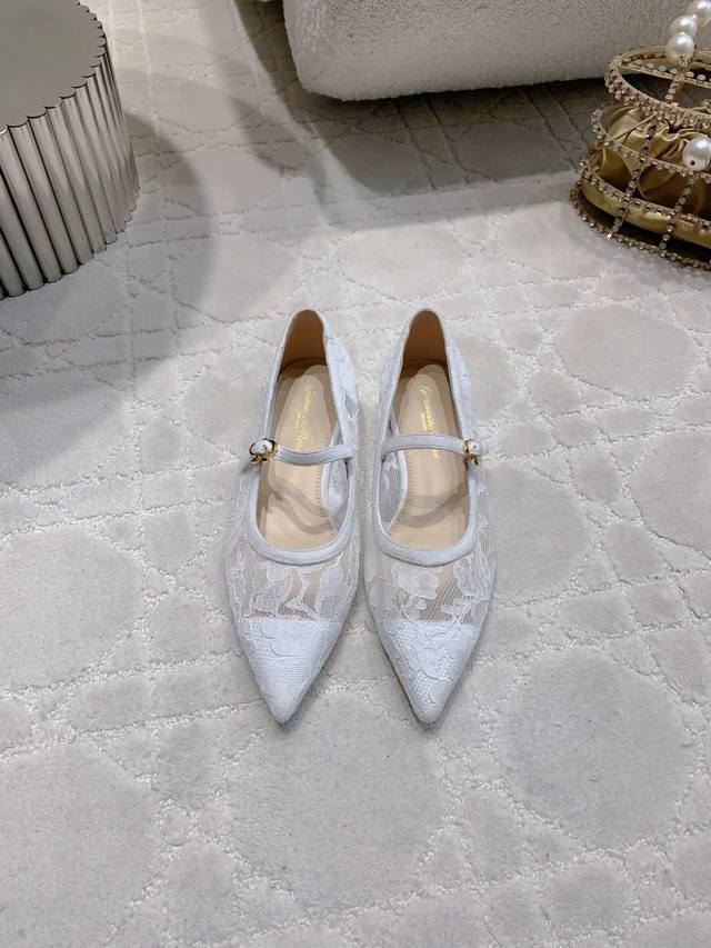Flat heels Gianvitor Ross* new lace high heels are dignified and elegant. They a