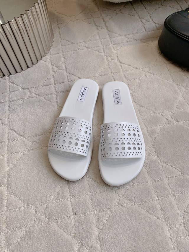 Factory price P Alaia new hollow flat slippers are super comfortable to wear. Th