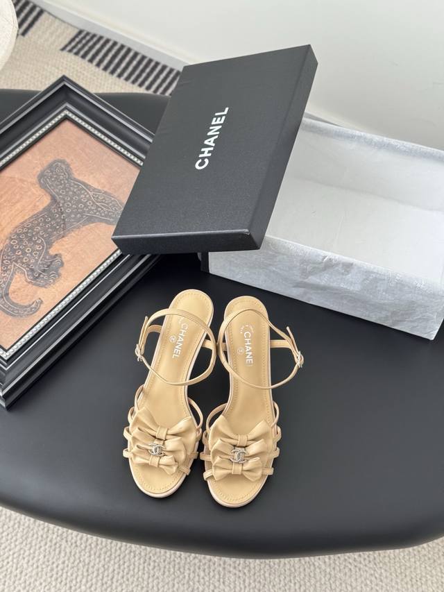 Chanel 25P new camellia sandals Each of the delicate flowers is embellished with