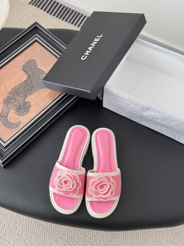 Chanel 25P new camellia slippers Each of the delicate flowers is decorated with