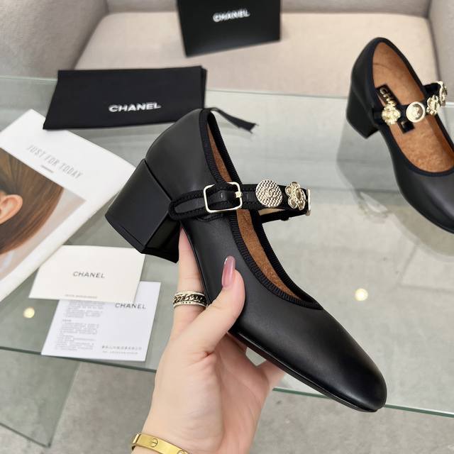 Chanel 24A Mary Jane shoes The latest hit series The gold coin design is quite r