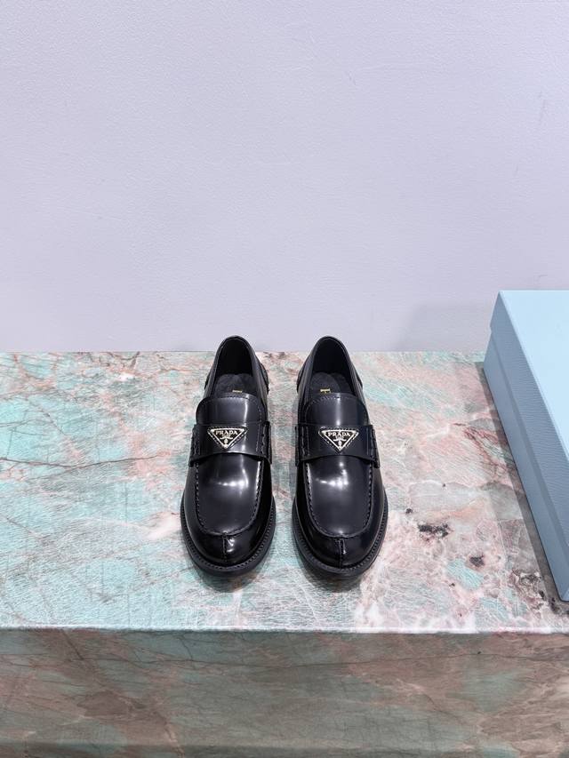 Prada 25Ss Prada catwalk triangle logo loafers The loafers are classic in style,