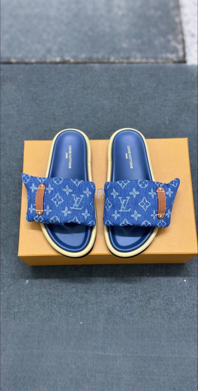 Latest Louis Vuitton autumn and winter new products are on the market. Super eas