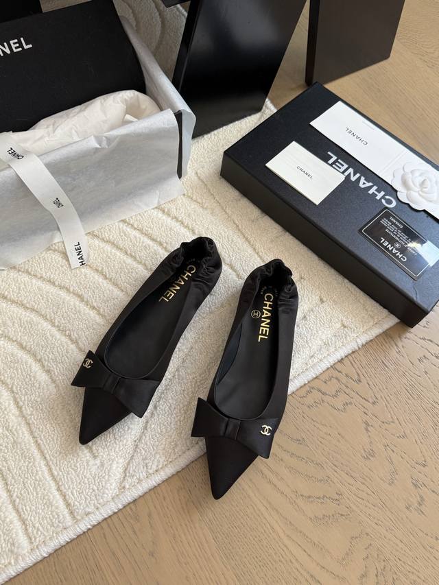 Chanel 25C new Mary Jane pointed toe shoes It's hard not to love the beautiful M