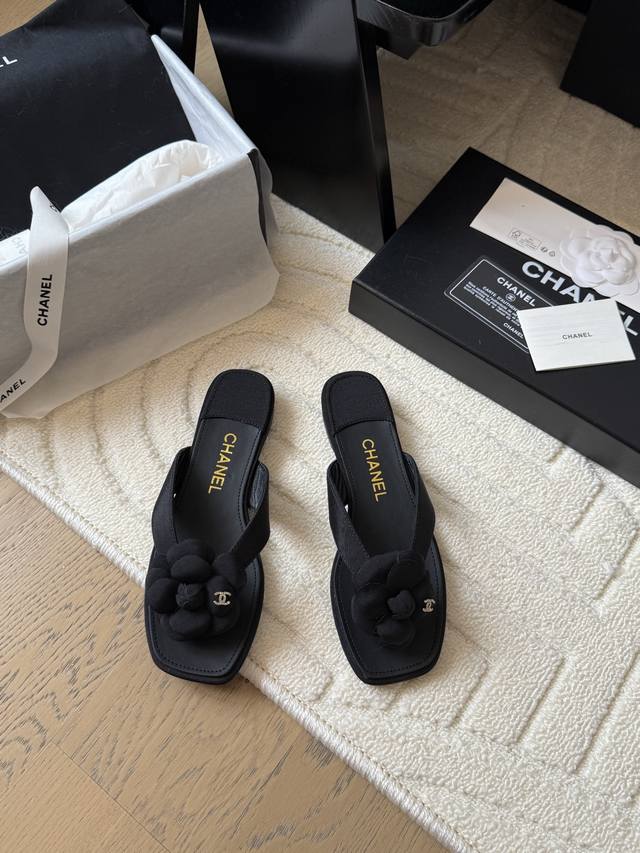 Chanel 25C new camellia slippers series This season's camellia series is really