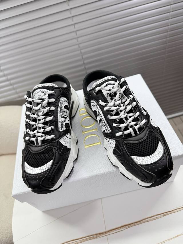 Dior Chrono new color sneakers; half slippers A painting-style sneaker that you