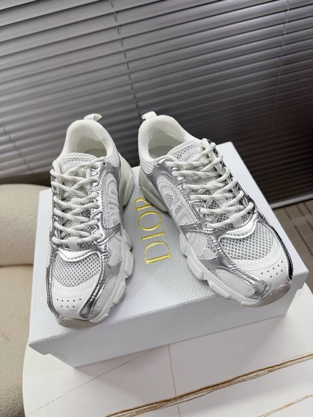 Dior Chrono new color sneakers; dad shoes A painting-style sneaker that you fall