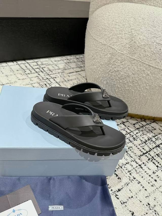 Prada 24 summer hit thick-soled flip-flops This Prada flip-flop is a must-have f