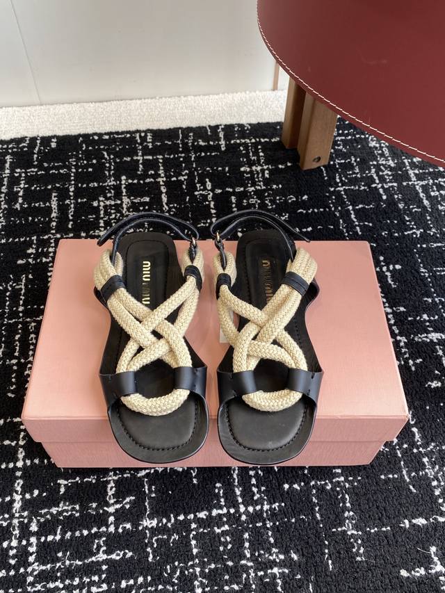 Purchasing-level Miumiu Miu Miu 25Ss fairy simple style flat sandals are versati