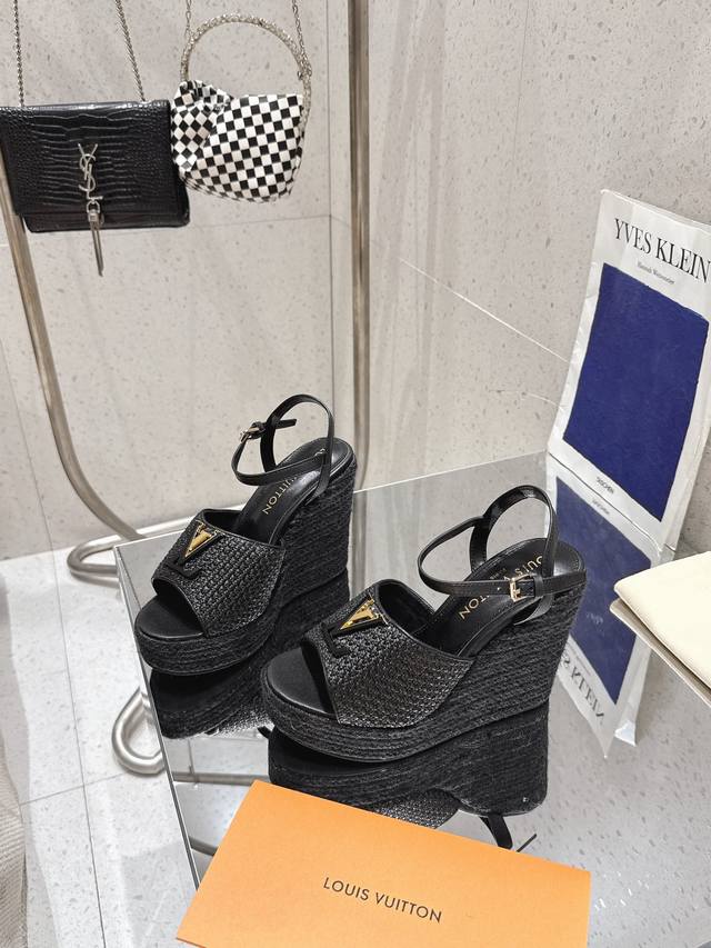 25 Lv Mare wedge sandals are made of raffia, showing exquisite craftsmanship. Th