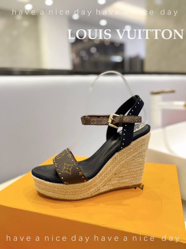 Price P: Louis Vuitton catwalk style thick-soled sandals. Original Hong Kong ver