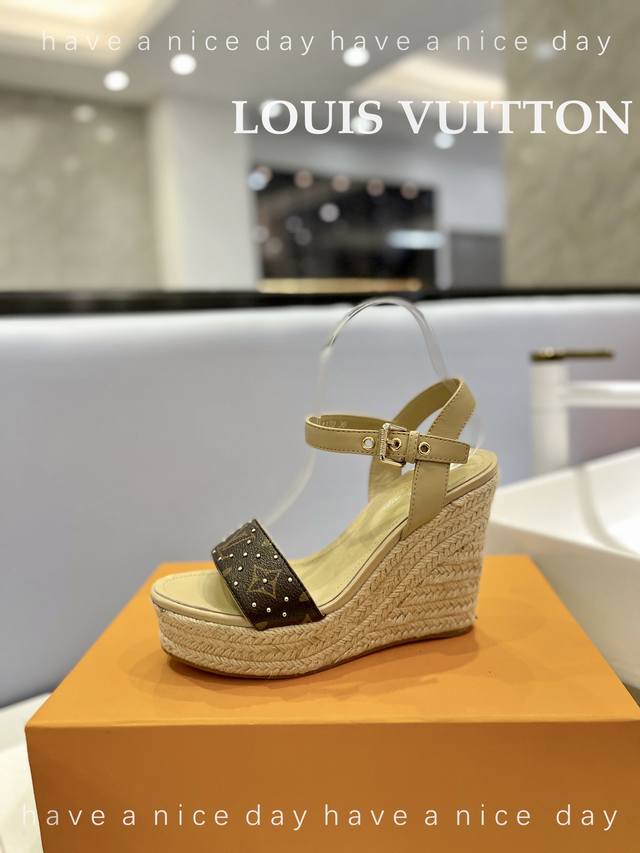 Price P: Louis Vuitton catwalk style thick-soled sandals purchased from Hong Kon