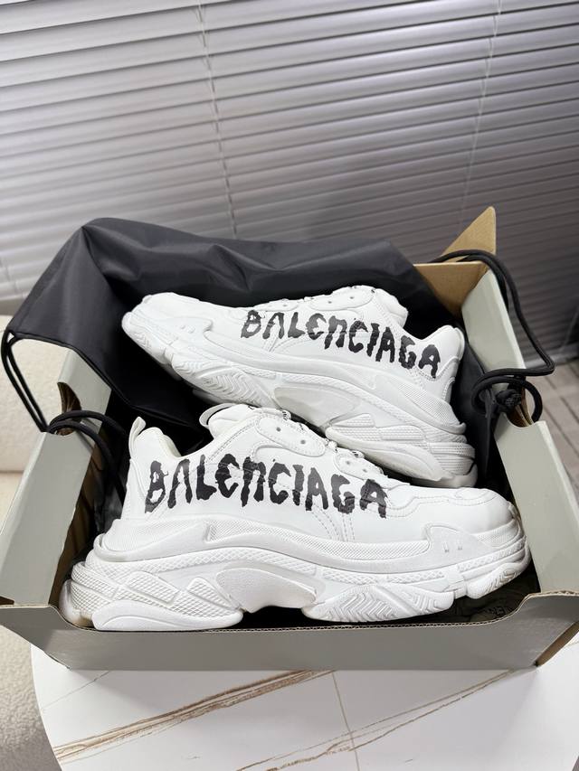Balenciaga latest couples series; old shoes, sneakers Through the use of old sho