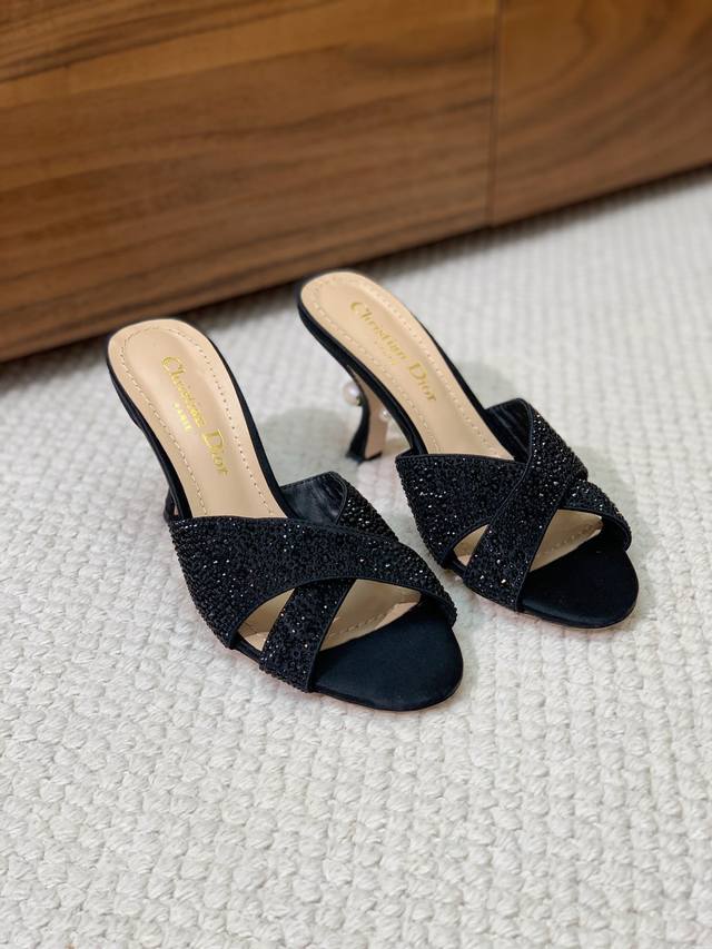 D*Or pearl heel diamond cross slippers. Full of luxury! A style that is popular
