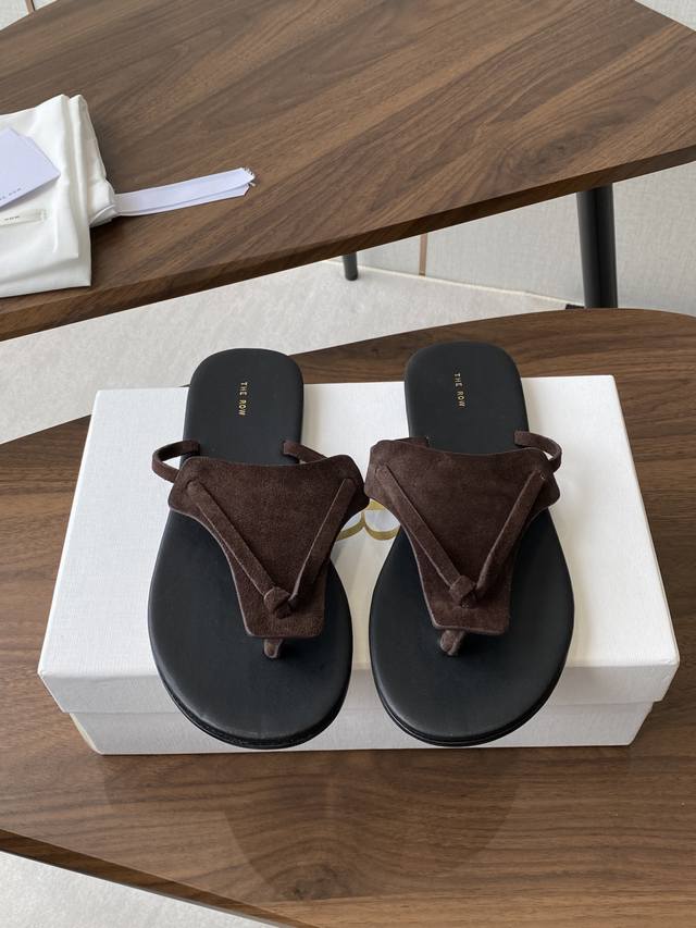 The Row 25Ss beach flip-flops made in Dongguan. At first glance, this shoe looks