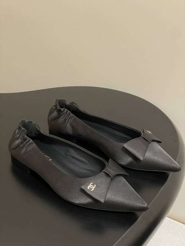 New spring and summer Chanel 25A pointed bow double C buckle flat shoes silk sat