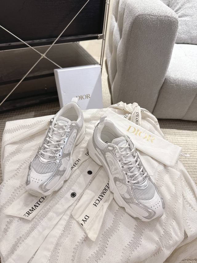 H Or The Di*R Vibe# sneaker is a reinterpretation of the classic running shoe in