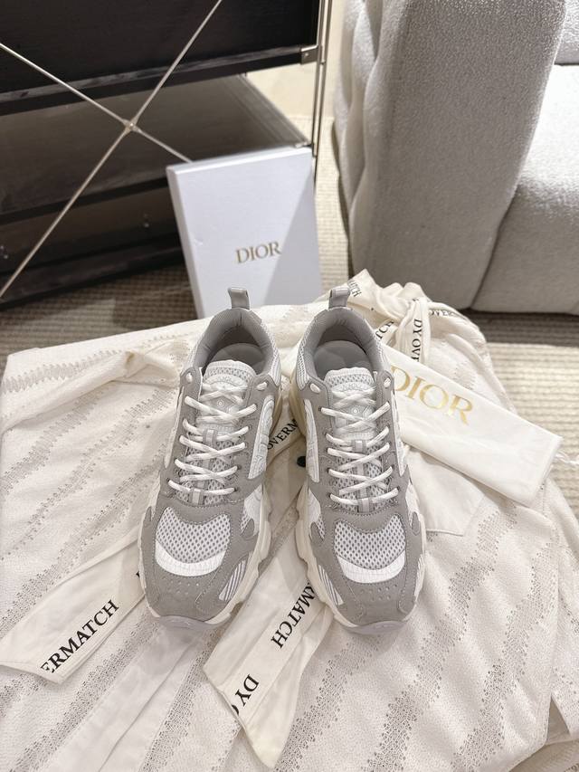 H OrThe Di*R Vibe# sneaker is a reinterpretation of the classic running shoe in