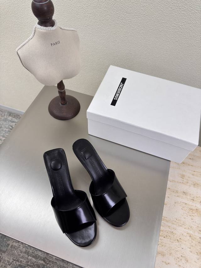 Jacquemus25Ss square heel high heel slippers Black open edge red cowhide Persona