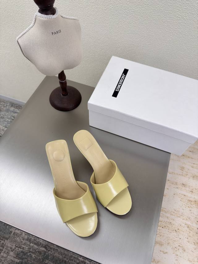 Jacquemus25Ss square heel high-heeled slippers Egg yellow color open edge red co