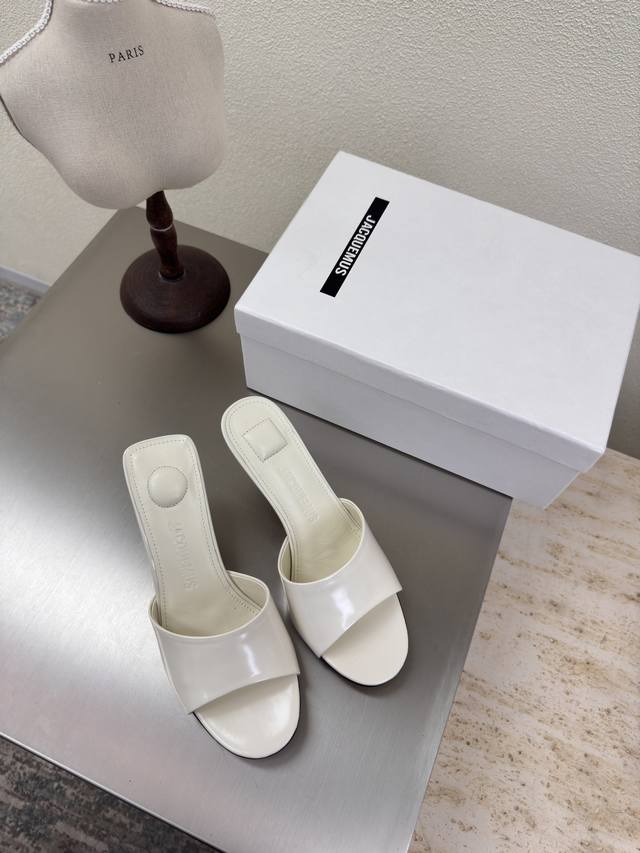 Jacquemus25Ss square heel high heel slippers White open edge red cowhide Persona