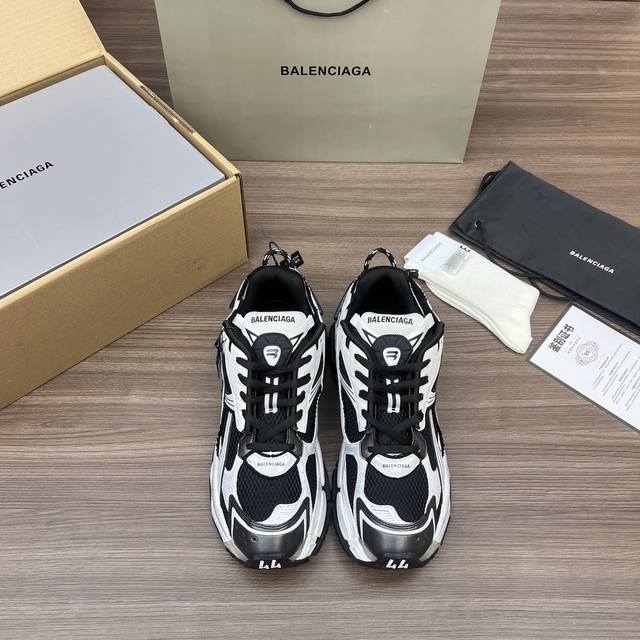 The top version of Balenciaga-Runner, through the details of overflow glue, dist