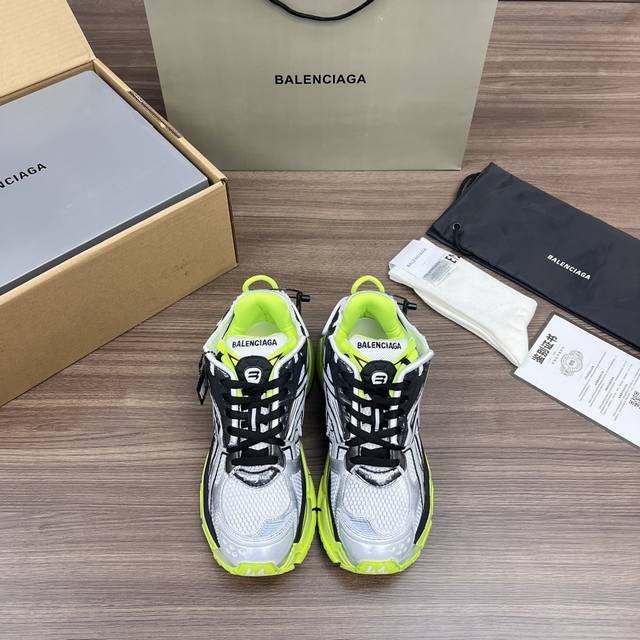 The top version of Balenciaga-Runner, through the details of overflow glue, dist
