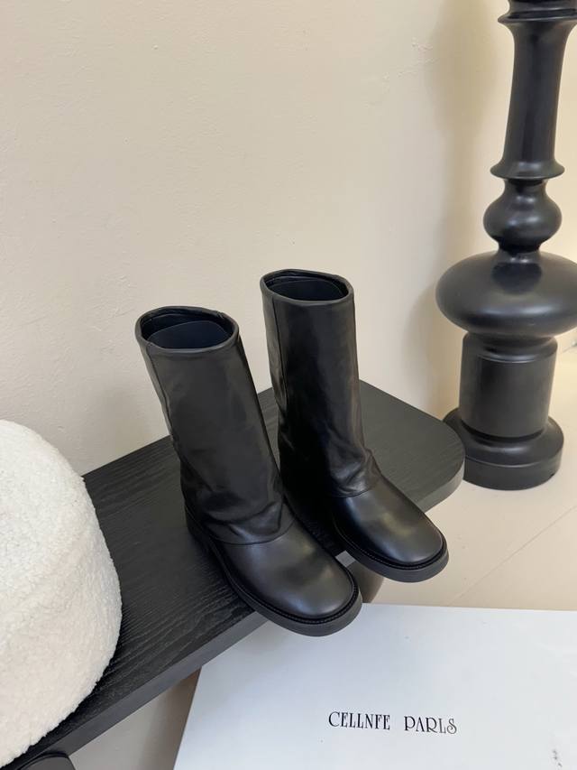 Miista short boots are popular among many internet celebrities and bloggers. The