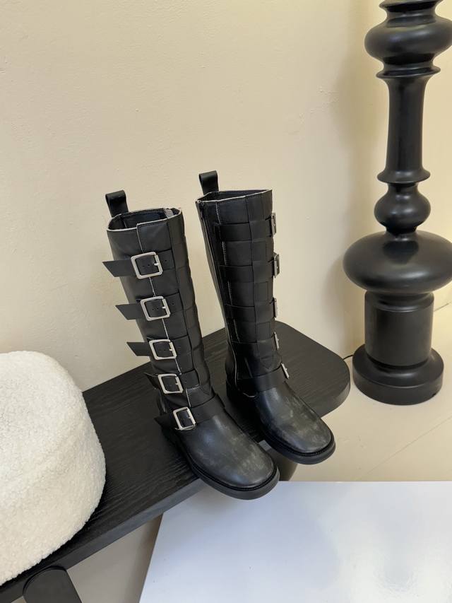Miista high boots are popular among many internet celebrities and bloggers. They