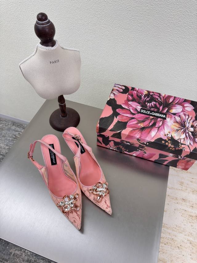 Lace + high heels are simply the romantic code in girls' DNA Pink The moment you