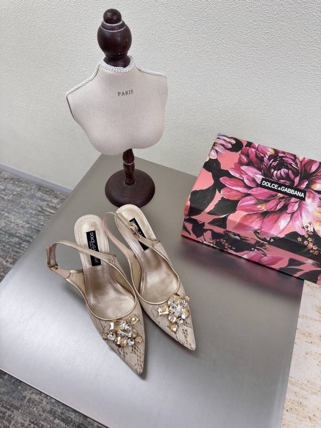 Lace + high heels are simply the romantic code in girls' DNA Apricot color The m