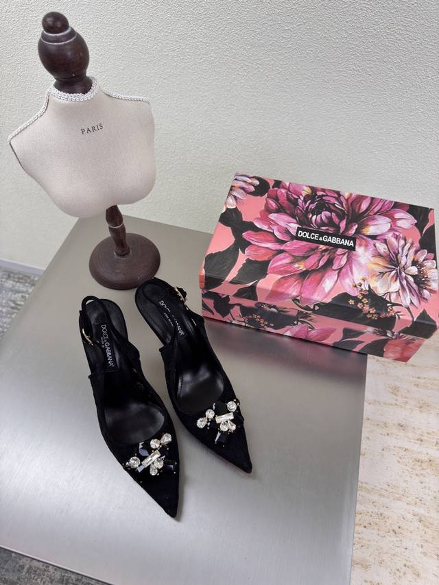 Lace + high heels are simply the romantic code in girls' DNA Black The moment yo