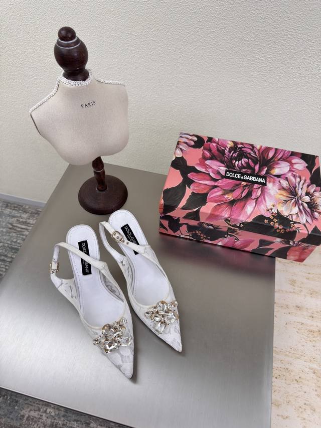 Lace + high heels are simply the romantic code in girls' DNA White The moment yo