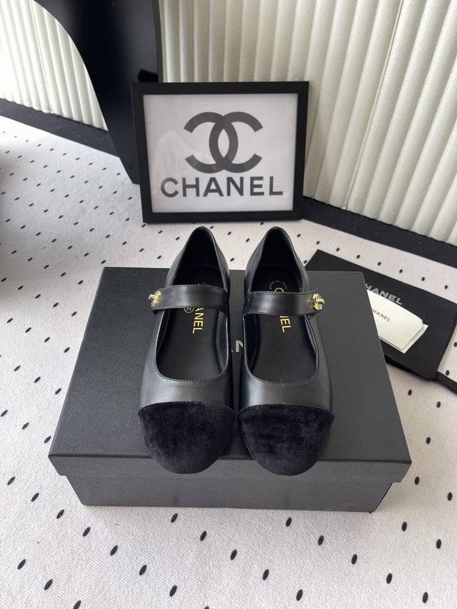 Chanel's new Mary Jane high-end shoes are shipped. The classic color matching ma