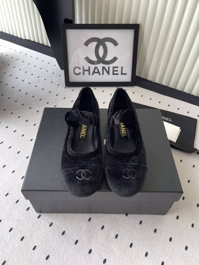 Chanel's new Mary Jane high-end shoes are available now. Classic color matching