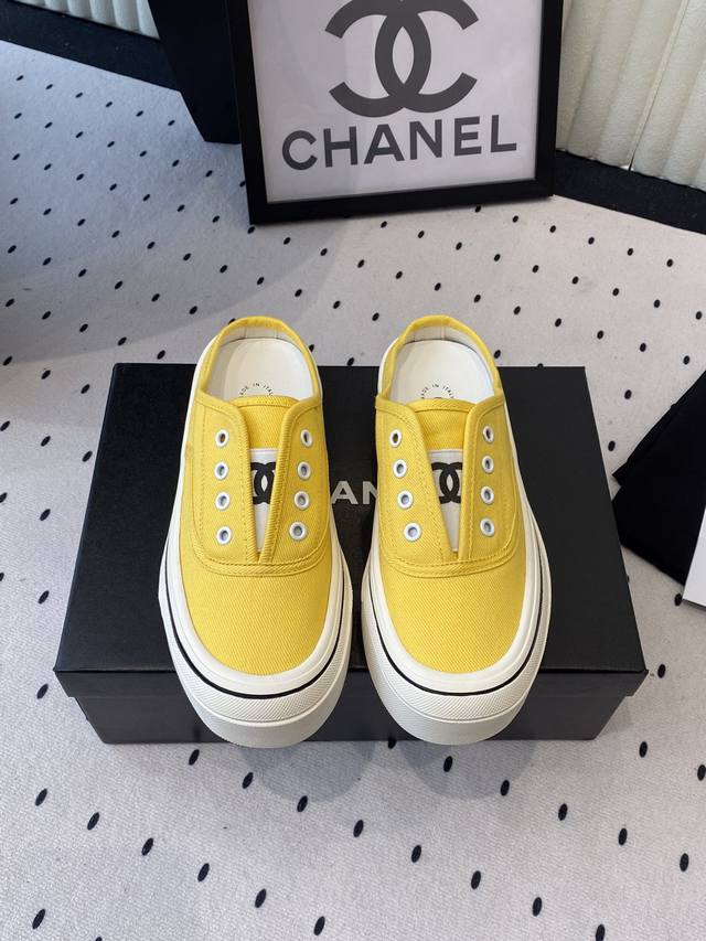 Chanel's new white canvas shoes are full of vintage feeling. The vintage replica