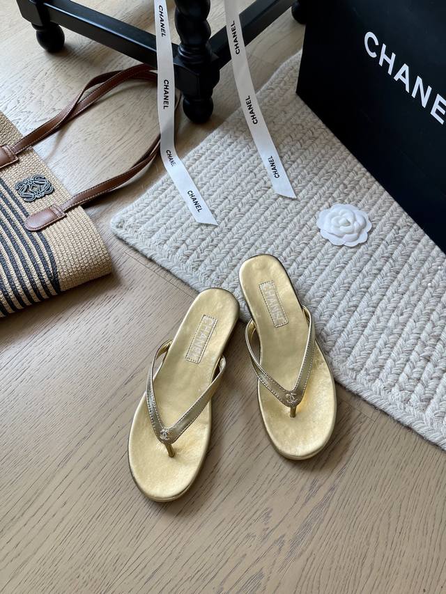 Chanel 25P Spring and Summer Letter Flip Flops Series! Top version! First to sel
