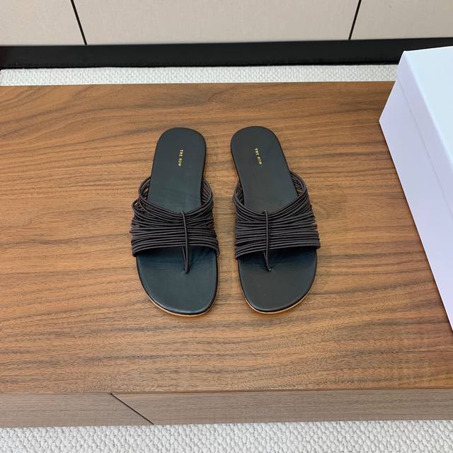 The Row Roman mesh slippers. A touch of retro, casual and sexy! Always minimalis