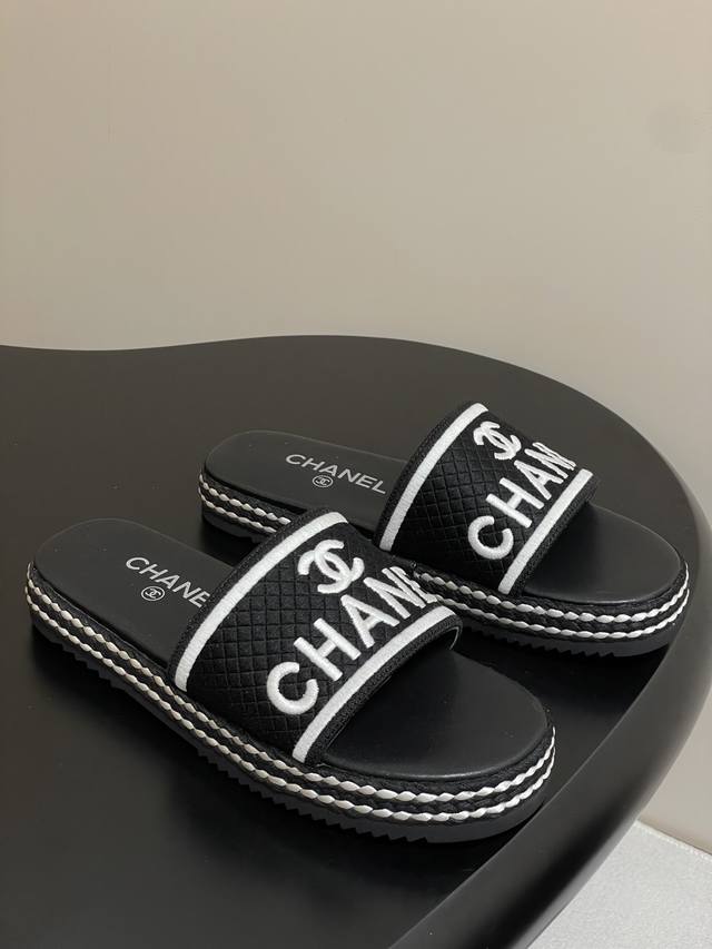 Chanel woven double C letter slippers How important it is to wear lazy, comforta