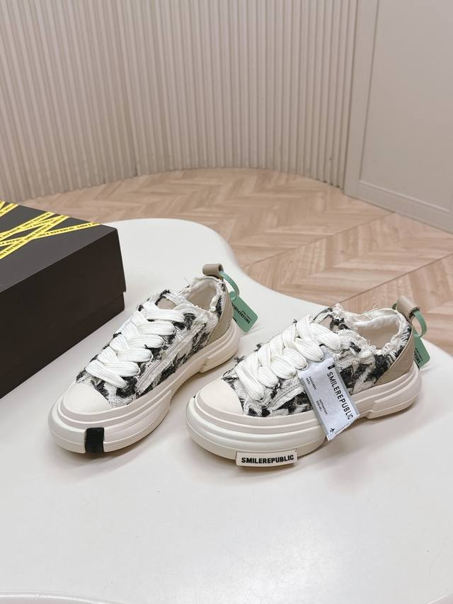 Smilerepublic* Tan Jianci's open-mouthed smile casual shoes are so cool on many
