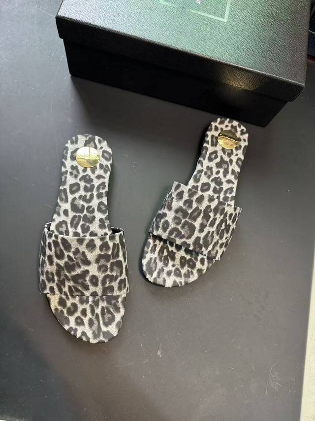 Yves Saint Laurent: Leopard print slippers Rubber sole Genuine leather sole Size