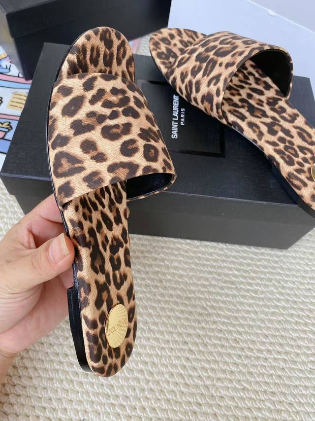 Yves Saint Laurent: Light brown leopard print leather Rubber sole Genuine leathe