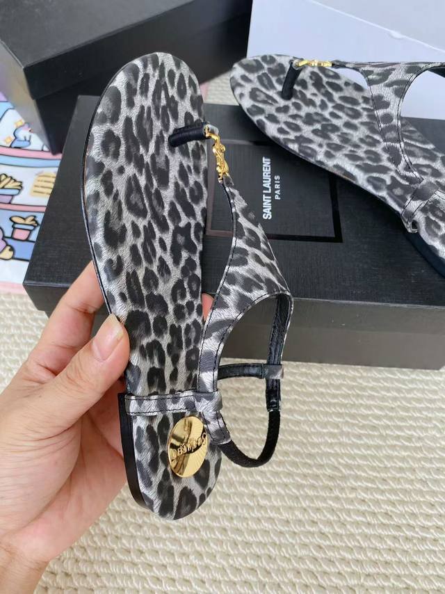 Yves Saint Laurent: White leopard print leather Rubber sole Genuine leather sole